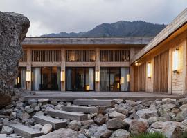 Sami Mta Chalet，位于梅斯蒂亚的带按摩浴缸的酒店