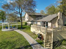 Grand Lake Waterfront Home with Shared Boat Ramp!，位于Grove的酒店