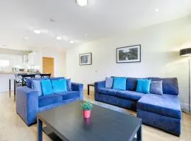 Spacious Luxury 3 Bed Apt with Parking by 360Stays