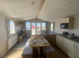 Cosy holiday home at Romney Sands，位于新罗姆尼的酒店