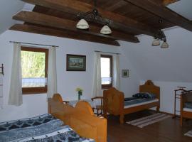 阿帕德哈兹旅馆，位于Als&oacute;n&aacute;na的带停车场的酒店