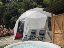 Colibamboo Domo Glamping，位于帕乔的酒店