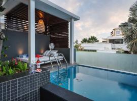 StayVista at Isle View with Heated Pool，位于达波林的别墅