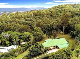 Noosa hinterland acreage close to the beach，位于Ninderry的酒店