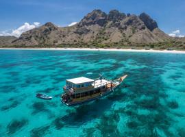 Komodo Tour 1-6 Pax 2 Days 1Night，位于纳闽巴霍的酒店