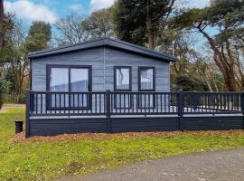 Stunning Lodge With Large Decking At Azure Seas In Suffolk Ref 32109og，位于洛斯托夫特的酒店