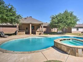 Heated Pool, Pool Table, Hot Tub, Home Theatre, Guest House, Basketball Court, Sleeps-20，位于艾伦的酒店