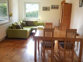 gl&uuml;xnest，位于Bernstadt的带泳池的酒店