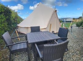 B&B Glamping Bell Tents at The Ring Pub，位于Gwredog的豪华帐篷