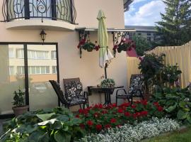 Guest House Nika - Cottages and rooms in the heart of Palanga city center，位于帕兰加的海滩短租房