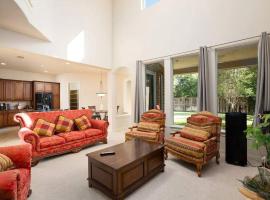 Bedroom with 3.5-Bathroom near Golf Course!，位于赛普里斯的酒店