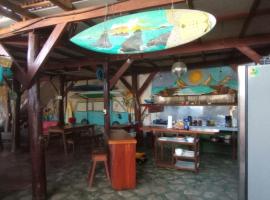 OSA SURF HOSTAL，位于希门尼斯港的住宿加早餐旅馆