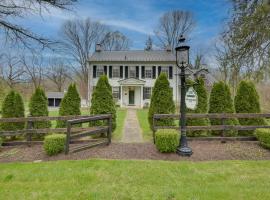 Cool Hollow House Historic Hagerstown Retreat!，位于黑格斯敦的酒店