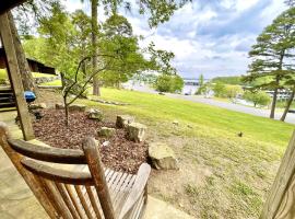 Lake view queen Guest Room with two queens, sleeper sofa and deck overlooking Lake Ouachita, Hotel Room，位于Mount Ida的酒店