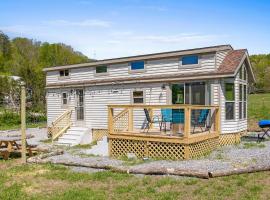 Big-Tiny Home Farm Stay-15Min to Chattanooga，位于Wildwood的酒店