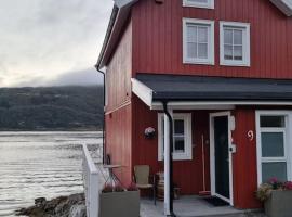 Sjøhus ved Tjeldsundet - House by the sea，位于伊温斯科尔的酒店
