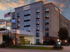 Fairfield Inn & Suites by Marriott Charleston，位于查尔斯顿Riverwalk Plaza Shopping Center附近的酒店