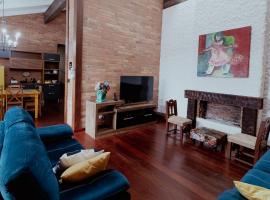 Otima casa com WiFi e lareira Bento Goncalves RS，位于本图贡萨尔维斯的酒店