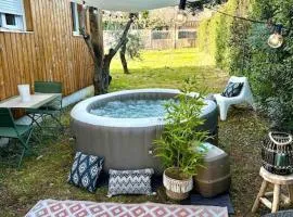 Studio provençal atypique avec jacuzzi privé