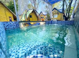Beachfront Glamping with Mini Pool Exclusive Property，位于Lingayen的酒店