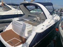 Barco con parking y duchas gratuitas，位于桑亨霍的船屋