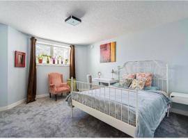 Elegant Garden Suite&2mins Bus station Close LRT& Free Parking，位于卡尔加里的酒店