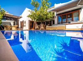 El Valle Golf Resort Villa private pool hot tub and sauna，位于Baños y Mendigo的酒店
