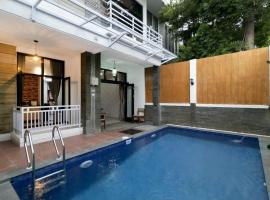 Vila Keluarga Syariah Mawar 82, Dago Resort 4BR dengan Privat Pool BBQ dan Rooftop，位于万隆的乡村别墅
