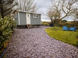Luxury Shepherd's Hut on Flower Farm with Outdoor Bath in Mid Cornwall，位于特鲁罗的露营地