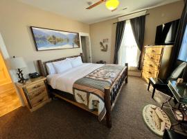 Historic Branson Hotel - Fisherman's Cove Room with King Bed - Downtown - FREE TICKETS INCLUDED，位于布兰森Branson Airport - BKG附近的酒店