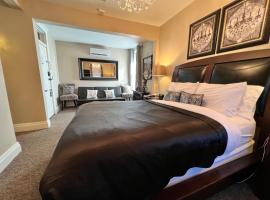 Historic Branson Hotel - Haven Suite with Queen Bed - Downtown - FREE TICKETS INCLUDED，位于布兰森Branson Airport - BKG附近的酒店