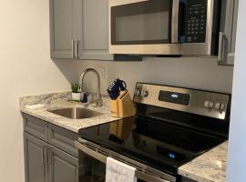 Stylish 1 bedroom Apartment in Gadsden, AL，位于加兹登的酒店