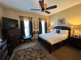 Historic Branson Hotel - Heritage Room with Queen Bed - Downtown - FREE TICKETS INCLUDED，位于布兰森Branson Airport - BKG附近的酒店