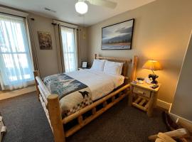 Historic Branson Hotel - Hide-A-Way Room with Queen Bed - Downtown - FREE TICKETS INCLUDED，位于布兰森Branson Airport - BKG附近的酒店
