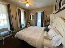 Historic Branson Hotel - Quiet Quilt Room with King Bed - Downtown - FREE TICKETS INCLUDED，位于布兰森Branson Airport - BKG附近的酒店