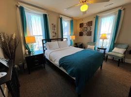Historic Branson Hotel - Serendipity Room with Queen Bed - Downtown - FREE TICKETS INCLUDED，位于布兰森Branson Airport - BKG附近的酒店