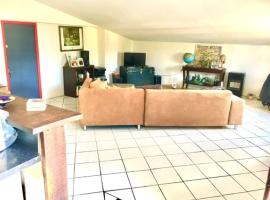 le dépot Appartement du canal 80m2 à champvert，位于Champvert的酒店
