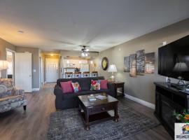2BR Walk-In Condo - Near the 76 Strip - Pool - FREE TICKETS INCLUDED - CLC-6，位于布兰森的酒店