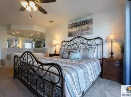 1BR Walk-In Condo with 2 Person Jacuzzi Tub - Near the Strip - FREE TICKETS INCLUDED - CH5-3