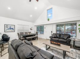 4BD Lodge at Table Rock Lake - Near Marina - Pool - FREE TICKETS INCLUDED - BBH，位于Lampe的酒店