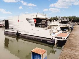 Stunning Ship In Havelsee Ot Ktzkow With House Sea View，位于诺伊鲁平的酒店