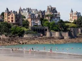 Proche St-Malo, plages, appart 50m2 avec jardin