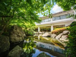 Hotel Hoho "A hotel overlooking the Echigo Plain and the Yahiko mountain range" formerly Hotel Oohashi Yakata-no-Yu，位于新泻的酒店