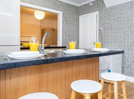 Shirley House 4, Guest House, Self Catering, Self Check in with smart locks, use of Fully Equipped Kitchen, close to City Centre, Ideal for Longer Stays, Excellent Transport Links，位于南安普敦的旅馆