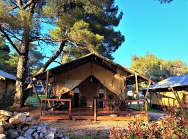 Losinj Glamping - Camp Čikat - Wild，位于木洛希尼齐卡特水上乐园附近的酒店