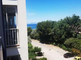 Duplex 44m² avec terrasse de 8m² accès direct mer/pisci/parking privatif surveillé，位于锡富尔勒普拉日的酒店