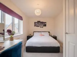 Hemsworth Homestay with Double Bedroom and Private Bathroom