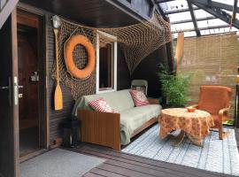 Letnisko SYMSAR 6, Drewniany domek letniskowy z ogrodem，位于Kłębowo的酒店