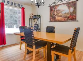 Cozy Getaway with Porch - 4 Mi to Downtown Homer!，位于荷马的酒店