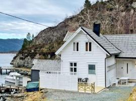 Three-Bedroom Holiday home in Svelgen，位于Sørgulen的别墅